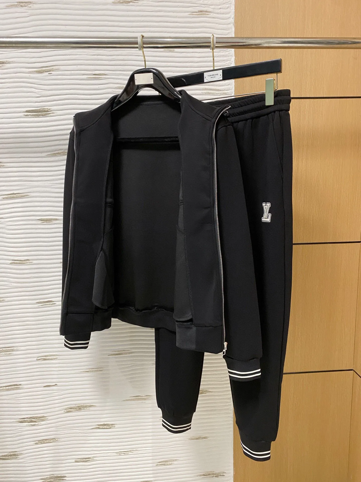 🅿️720 [LV Louis Vuitton] hot-selling suit is coming. Focus on the original version of the official website. 2025 new hot-selling cardigan and sweatshirt suit. The original order is the best. 🇭🇰The meticulous work of top designers. It has a fitting and perfect upper body effect. All-natural high-quality Tencel Roman cotton 100%, close-fitting comfort, noble and elegant! Original hardware embodies elegance and nobility! Counter size: M-3XL (maximum wear up to 190 pounds)